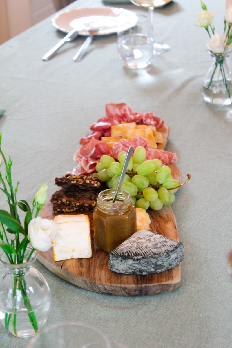 Borrelplank op een sfeervol gedekte tafel