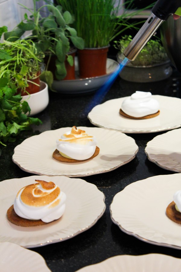 Meringue-taartjes worden afgebrand in de keuken