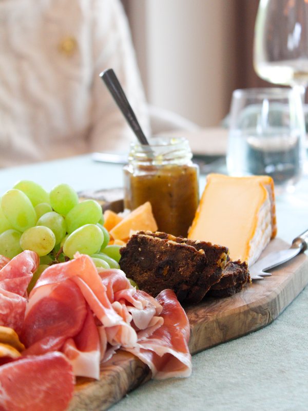 Borrelplank met prosciutto, druiven, kaas en chutney